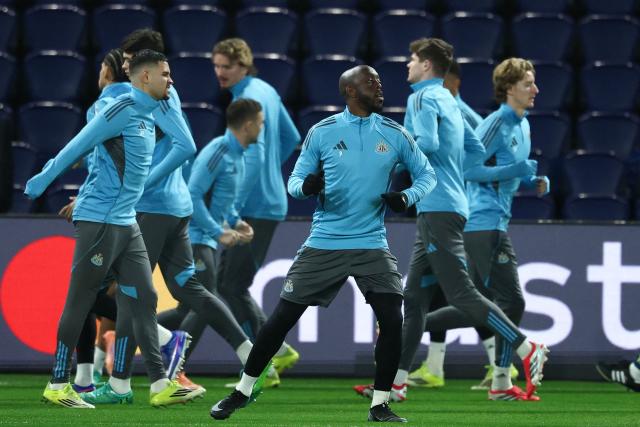 Newcastle's Congolese forward #09 Yoane Wissa (C) takes part in a training session at Parc des Princes Stadium in western Paris on January 27, 2026, on the eve of the UEFA Champions League first round day 8 football match between Paris Saint-Germain and Newcastle. (Photo by FRANCK FIFE / AFP)