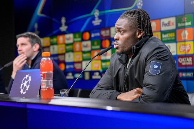 Inter Milan's Romanian head coach Cristian Chivu (L) and Inter Milan's German defender #31 Yann Aurel Bisseck address a press conference on January 27, 2026 in Dortmund, western Germany, on the eve of the UEFA Champions League league phase - day 8 football match between Borussia Dortmund and Inter Milan. (Photo by SASCHA SCHUERMANN / AFP)
