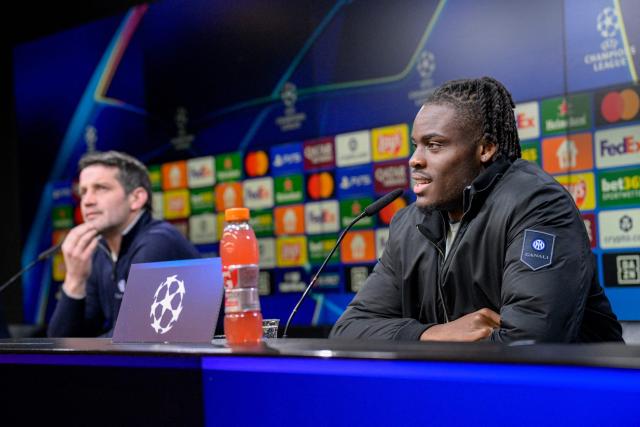 Inter Milan's Romanian head coach Cristian Chivu (L) and Inter Milan's German defender #31 Yann Aurel Bisseck address a press conference on January 27, 2026 in Dortmund, western Germany, on the eve of the UEFA Champions League league phase - day 8 football match between Borussia Dortmund and Inter Milan. (Photo by SASCHA SCHUERMANN / AFP)