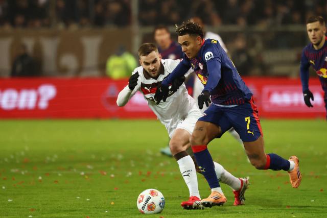 CORRECTION / St Pauli's German defender #05 Hauke Wahl (L) and Leipzig's Norwegian forward #07 Antonio Nusa vie for the ball during the German first division Bundesliga football match between FC St. Pauli and RB Leipzig in Hamburg, northern Germany on January 27, 2026. (Photo by IBRAHIM OT / AFP) / DFL REGULATIONS PROHIBIT ANY USE OF PHOTOGRAPHS AS IMAGE SEQUENCES AND/OR QUASI-VIDEO / The erroneous mention[s] appearing in the metadata of this photo by IBRAHIM OT has been modified in AFP systems in the following manner: [St Pauli's German defender #05 Hauke Wahl] instead of [St Pauli's Greek defender #02 Manolis Saliakas]. Please immediately remove the erroneous mention[s] from all your online services and delete it (them) from your servers. If you have been authorized by AFP to distribute it (them) to third parties, please ensure that the same actions are carried out by them. Failure to promptly comply with these instructions will entail liability on your part for any continued or post notification usage. Therefore we thank you very much for all your attention and prompt action. We are sorry for the inconvenience this notification may cause and remain at your disposal for any further information you may require.