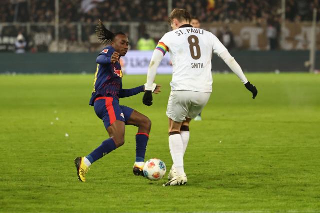 Leipzig's Ivorian forward #49 Yan Diomande (L) and St Pauli's Swedish defender #08 Eric Smith vie for the ball during the German first division Bundesliga football match between FC St. Pauli and RB Leipzig in Hamburg, northern Germany on January 27, 2026. (Photo by IBRAHIM OT / AFP) / DFL REGULATIONS PROHIBIT ANY USE OF PHOTOGRAPHS AS IMAGE SEQUENCES AND/OR QUASI-VIDEO