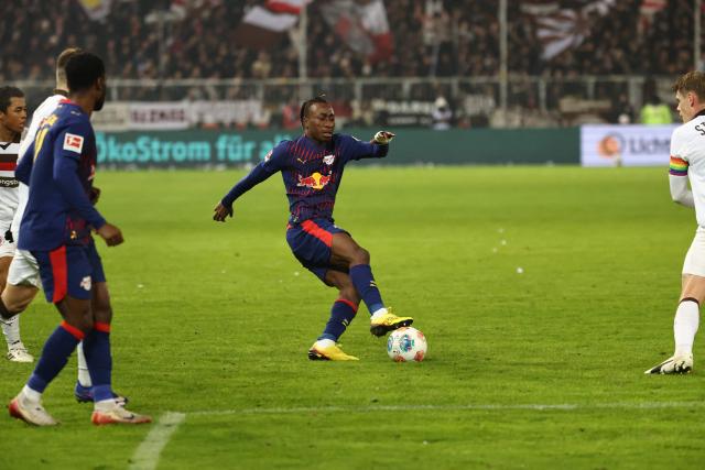 Leipzig's Ivorian forward #49 Yan Diomande (C) controls ball during the German first division Bundesliga football match between FC St. Pauli and RB Leipzig in Hamburg, northern Germany on January 27, 2026. (Photo by IBRAHIM OT / AFP) / DFL REGULATIONS PROHIBIT ANY USE OF PHOTOGRAPHS AS IMAGE SEQUENCES AND/OR QUASI-VIDEO