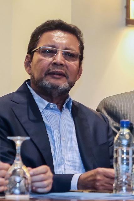 (FILES) Mexican tycoon Carlos Slim (out of frame), and the Economy Adviser to the Presidency Bayardo Arce, are pictured during a meeting with Nicaraguan businessmen in Managua on September 10, 2015. The Nicaraguan justice system convicted historic Sandinista commander Bayardo Arce, former economic adviser to President Daniel Ortega, of corruption and confiscated his assets, the Nicaraguan government reported on January 27, 2026, without specifying the sentence. (Photo by Inti Ocon / AFP)