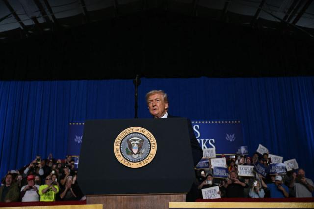 US President Donald Trump delivers remarks on the economy in Clive, Iowa, on January 27, 2026. (Photo by Brendan SMIALOWSKI / AFP)