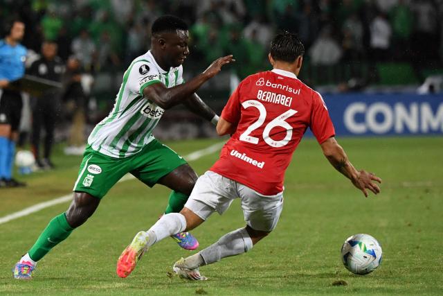 (FILES) Atletico Nacional's forward #18 Marino Hinestroza (L) and Internacional's Argentine defender #26 Alexandro Bernabei fight for the ball during the Copa Libertadores group stage first round football match between Colombia's Atletico Nacional and Brazil's Internacional at the Atanasio Girardot stadium in Medellin, Antioquia department, Colombia, Brazil's Vasco da Gama football club announced on January 27, 2026, the signing of Marino Hinestroza, the Colombian international who was on the radar of Argentina's Boca Juniors. (Photo by Jaime SALDARRIAGA / AFP)