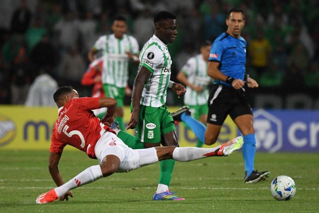 (FILES) Internacional's midfielder #05 Fernando and Atletico Nacional's forward #18 Marino Hinestroza fight for the ball during the Copa Libertadores group stage first round football match between Colombia's Atletico Nacional and Brazil's Internacional at the Atanasio Girardot stadium in Medellin, Antioquia department, Colombia, Brazil's Vasco da Gama football club announced on January 27, 2026, the signing of Marino Hinestroza, the Colombian international who was on the radar of Argentina's Boca Juniors. (Photo by Jaime SALDARRIAGA / AFP)