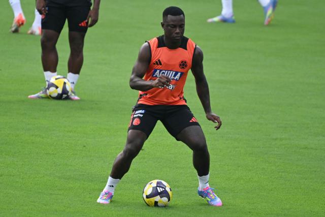 (FILES) Colombia's forward Marino Hinestroza controls the ball during a training session at the Metropolitan Stadium in Barranquilla, Colombia on June 5, 2025, on the eve of the FIFA World Cup 2026 qualifier football match against Peru. Brazil's Vasco da Gama football club announced on January 27, 2026, the signing of Marino Hinestroza, the Colombian international who was on the radar of Argentina's Boca Juniors. (Photo by Luis ACOSTA / AFP)