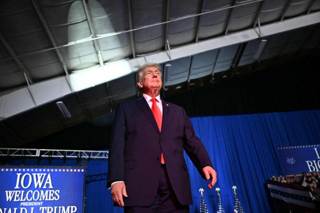 US President Donald Trump arrives to deliver remarks on the economy in Clive, Iowa, on January 27, 2026. (Photo by Brendan SMIALOWSKI / AFP)