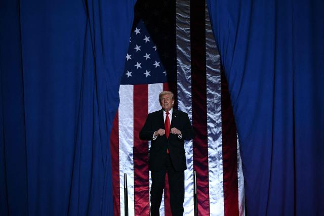 US President Donald Trump arrives to deliver remarks on the economy in Clive, Iowa, on January 27, 2026. (Photo by Brendan SMIALOWSKI / AFP)