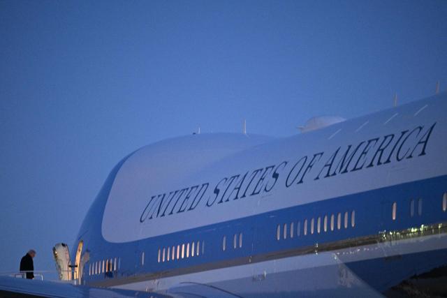 US President Donald Trump boards Air Force One at Des Moines International Airport in Des Moines, Iowa, on January 27, 2026. (Photo by Brendan SMIALOWSKI / AFP)
