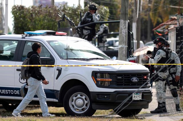Members of the National Guard guard the area where a hotel owner was attacked, an incident that left one assailant dead in a hospital and five people wounded by gunfire in a commercial area of Zapopan, Jalisco, Mexico, on January 27, 2026. (Photo by ULISES RUIZ / AFP)