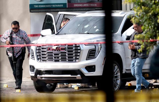 Jalisco state prosecutors work at the scene where a hotel owner was attacked, an incident that left one assailant dead in a hospital and five people wounded by gunfire in a commercial area of Zapopan, Jalisco, Mexico, on January 27, 2026. (Photo by ULISES RUIZ / AFP)