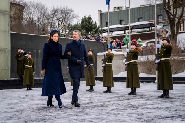 King Frederik X and Queen Mary participate in a wreath-laying ceremony at the War of Independence Monument  in Tallinn, on January 27, 2026. The royal couple is on a state visit to Estonia from January 27-28, 2026. The visit particularly focuses on digital resilience and cybersecurity. (Photo by Ida Marie Odgaard / Ritzau Scanpix / AFP) / Denmark OUT