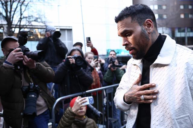 US R&B singer Chris Brown (R) arrives at the Southwark Crown Court in London on January 28, 2026. Brown returned to the UK court after pleading not guilty in July 2025 on further charges stemming from an alleged London nightclub brawl in 2023. (Photo by Henry NICHOLLS / AFP)