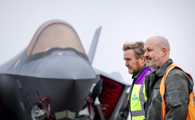 Dutch King Willem-Alexander (C) attends a Royal Netherlands Air Force exercise at Schiphol Airport near Amsterdam on January 28, 2026. The Dutch air force is practicing how to safely conduct military flights from civilian airports. (Photo by Robin van Lonkhuijsen / ANP / AFP) / Netherlands OUT