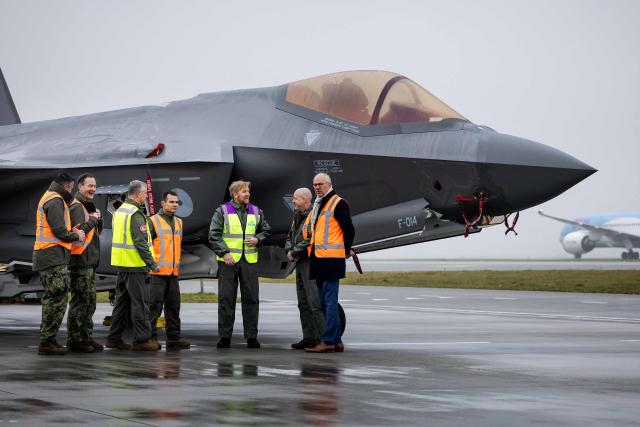 Dutch King Willem-Alexander (3rdR) attends a Royal Netherlands Air Force exercise at Schiphol Airport near Amsterdam on January 28, 2026. The Dutch air force is practicing how to safely conduct military flights from civilian airports. (Photo by Robin van Lonkhuijsen / ANP / AFP) / Netherlands OUT