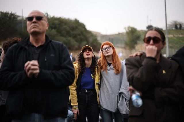 Mourners attend the funeral of Israeli hostage Ran Gvili, whose remains were finally brought back to Israel on January 26, in the southern town of Meitar on January 28, 2026. Grieving relatives of Ran Gvili gathered on January 28, 2026, as Israel prepared to bury the last hostage returned from Gaza, marking the end of a painful national saga triggered by Hamas's 2023 attack. Israeli forces on January 26 brought home the remains of Gvili, a police officer who was killed in action during Hamas's attack on October 7, 2023 which triggered the devastating war in Gaza. (Photo by ilia yefimovich / AFP)