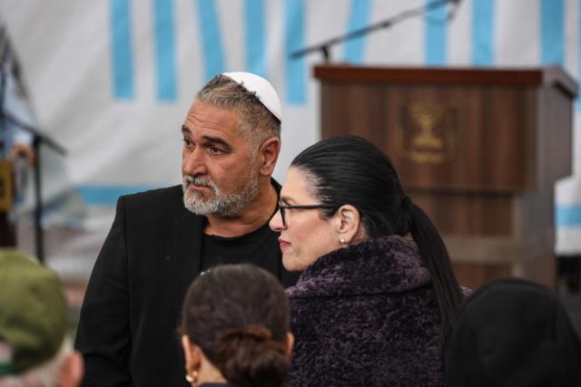 The parents of Israeli hostage Ran Gvili, whose remains were finally brought back to Israel on January 26, mourn during his funeral ceremony in the southern town of Meitar on January 28, 2026. Grieving relatives of Ran Gvili gathered on January 28, 2026, as Israel prepared to bury the last hostage returned from Gaza, marking the end of a painful national saga triggered by Hamas's 2023 attack. Israeli forces on January 26 brought home the remains of Gvili, a police officer who was killed in action during Hamas's attack on October 7, 2023 which triggered the devastating war in Gaza. (Photo by ilia yefimovich / AFP)
