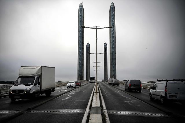 Traffic goes by on the Jacques Chaban-Delmas bridge over the river Garonne on a foggy morning in Bordeaux, south-western France on January 28, 2026. (Photo by Christophe ARCHAMBAULT / AFP)
