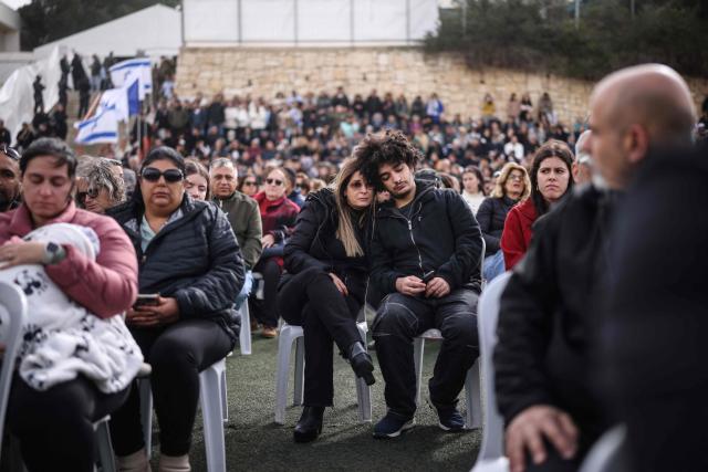 Mourners attend the funeral of Israeli hostage Ran Gvili, whose remains were finally brought back to Israel on January 26, in the southern town of Meitar on January 28, 2026. Grieving relatives of Ran Gvili gathered on January 28, 2026, as Israel prepared to bury the last hostage returned from Gaza, marking the end of a painful national saga triggered by Hamas's 2023 attack. Israeli forces on January 26 brought home the remains of Gvili, a police officer who was killed in action during Hamas's attack on October 7, 2023 which triggered the devastating war in Gaza. (Photo by ilia yefimovich / AFP)