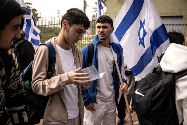 Mourners gather for the funeral of Israeli hostage Ran Gvili, whose remains were finally brought back to Israel on January 26, in the southern town of Meitar on January 28, 2026. Grieving relatives of Ran Gvili gathered on January 28, 2026, as Israel prepared to bury the last hostage returned from Gaza, marking the end of a painful national saga triggered by Hamas's 2023 attack. Israeli forces on January 26 brought home the remains of Gvili, a police officer who was killed in action during Hamas's attack on October 7, 2023 which triggered the devastating war in Gaza. (Photo by JOHN WESSELS / AFP)
