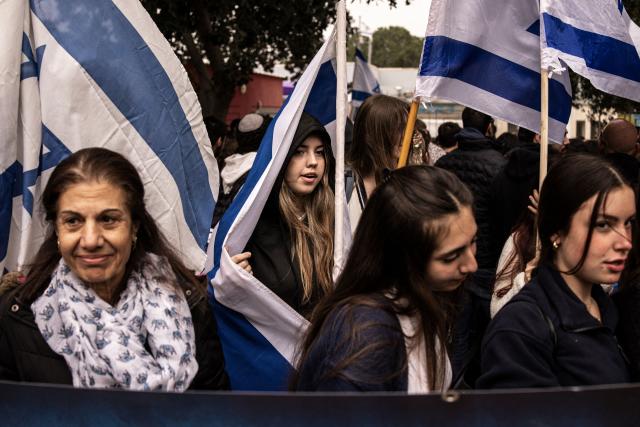 Mourners gather for the funeral of Israeli hostage Ran Gvili, whose remains were finally brought back to Israel on January 26, in the southern town of Meitar on January 28, 2026. Grieving relatives of Ran Gvili gathered on January 28, 2026, as Israel prepared to bury the last hostage returned from Gaza, marking the end of a painful national saga triggered by Hamas's 2023 attack. Israeli forces on January 26 brought home the remains of Gvili, a police officer who was killed in action during Hamas's attack on October 7, 2023 which triggered the devastating war in Gaza. (Photo by JOHN WESSELS / AFP)