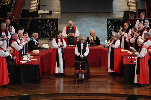 Attendees applaud Sarah Mullally (C) at the 'Confirmation of Election' ceremony to legally confirm her position as the new Archbishop of Canterbury, at St Paul’s Cathedral in London on January 28, 2026. Sarah Mullally, a former nurse, was named to become the first female Archbishop of Canterbury last October, pledging to improve safety at the Church of England following an abuse scandal that ousted her predecessor. (Photo by Gareth Fuller / POOL / AFP)