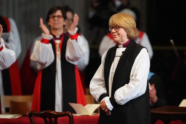 Attendees applaud Sarah Mullally (R) at the 'Confirmation of Election' ceremony to legally confirm her position as the new Archbishop of Canterbury, at St Paul’s Cathedral in London on January 28, 2026. Sarah Mullally, a former nurse, was named to become the first female Archbishop of Canterbury last October, pledging to improve safety at the Church of England following an abuse scandal that ousted her predecessor. (Photo by James Manning / POOL / AFP)