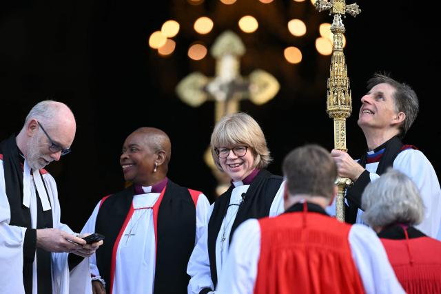 The new Archbishop of Canterbury Sarah Mullally (C) smiles on the steps of St Paul’s Cathedral after taking part in a 'Confirmation of Election' ceremony in London on January 28, 2026. Sarah Mullally, a former nurse, was named as the first female Archbishop of Canterbury last October, pledging to improve safety at the Church of England following an abuse scandal that ousted her predecessor. (Photo by JUSTIN TALLIS / AFP)