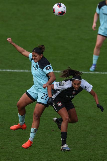 Gotham City's English defender #27 Jess Carter (L) clashes with Corinthians' Brazilian forward #08 Andressa Alves (R) during the FIFA Women's Champions Cup semi-final football match between Gotham FC and Corinthians at the Gtech Community Stadium in London on January 28, 2026. (Photo by Adrian Dennis / AFP)