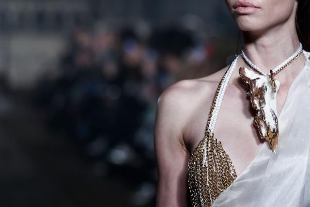 A model presents a creation by Yuima Nakazato for the Women's Haute Couture Spring/Summer 2026 collection fashion show as part of the Paris Haute Couture Fashion Week, in Paris, on January 28, 2026. (Photo by Sebastien DUPUY / AFP)