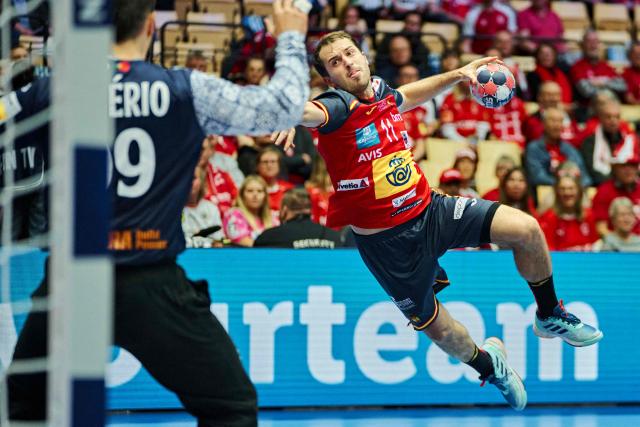 Spain's right winger #11 Kauldi Odriozola Yeregui (R) shoots the ball during the men's EHF Euro 2026 main round handball match Spain vs Portugal in Herning, Denmark, on January 28, 2026. (Photo by Thomas Traasdahl / Ritzau Scanpix / AFP) / Denmark OUT