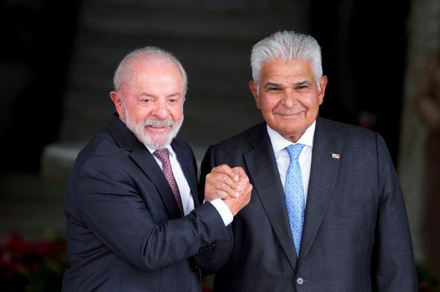 Panama's President Jose Raul Mulino (R) greets Brazil's President Luiz Inacio Lula da Silva during a meeting at the Palacio de las Garzas in Panama City on January 28, 2026, in the framework of the Latin America and the Caribbean International Economic Forum. The Latin America and Caribbean International Economic Forum 2026, organized by CAF (the Development Bank of Latin America and the Caribbean) in partnership with the Government of Panama, brings together business leaders and regional figures. (Photo by ARNULFO FRANCO / AFP)