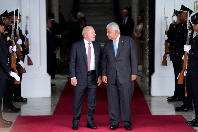 Panama's President Jose Raul Mulino (R) welcomes Brazil's President Luiz Inacio Lula da Silva during a meeting at the Palacio de las Garzas in Panama City on January 28, 2026, in the framework of the Latin America and the Caribbean International Economic Forum. The Latin America and Caribbean International Economic Forum 2026, organized by CAF (the Development Bank of Latin America and the Caribbean) in partnership with the Government of Panama, brings together business leaders and regional figures. (Photo by ARNULFO FRANCO / AFP)