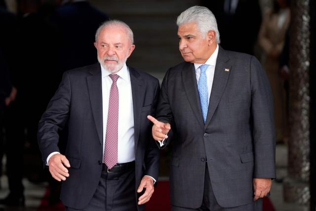 Panama's President Jose Raul Mulino (R) welcomes Brazil's President Luiz Inacio Lula da Silva during a meeting at the Palacio de las Garzas in Panama City on January 28, 2026, in the framework of the Latin America and the Caribbean International Economic Forum. The Latin America and Caribbean International Economic Forum 2026, organized by CAF (the Development Bank of Latin America and the Caribbean) in partnership with the Government of Panama, brings together business leaders and regional figures. (Photo by ARNULFO FRANCO / AFP)