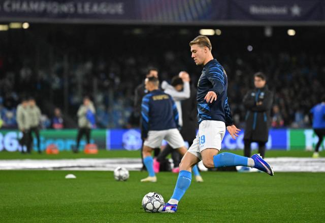 Napoli's Danish forward #19 Rasmus Hojlund warms up before the UEFA Champions League - league phase day 8 football match between Napoli and Chelsea at the Diego Armando Maradona stadium in Naples on January 28, 2026. (Photo by Andreas SOLARO / AFP)