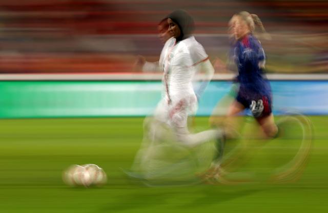 Arsenal's English striker #23 Alessia Russo (R) chases after ASFAR's Moroccan defender #05 Nouhaila Benzina during the FIFA Women's Champions Cup semi-final football match between Arsenal Women and ASFAR (Association Sportive des Forces Armees Royales - Royal Army Club) at the Gtech Community Stadium in London on January 28, 2026. (Photo by Adrian Dennis / AFP)
