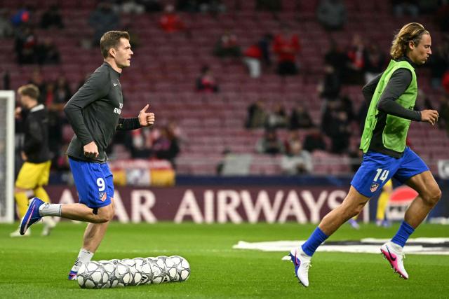 Atletico Madrid's Norwegian forward #09 Alexander Sorloth (L) and Atletico Madrid's Spanish midfielder #14 Marcos Llorente warm up before the UEFA Champions League league phase day 8 football match between Club Atletico de Madrid and Bodoe/Glimt at Metropolitano Stadium in Madrid on January 28, 2026. (Photo by JAVIER SORIANO / AFP)