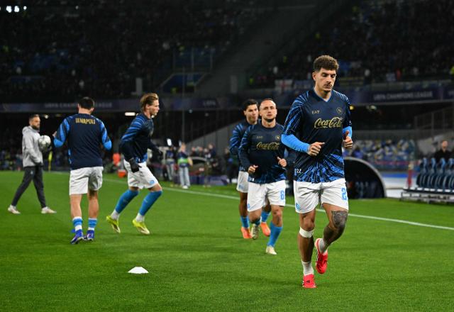 Napoli's Italian defender #22 Giovanni Di Lorenzo warms up with teammates before the UEFA Champions League - league phase day 8 football match between Napoli and Chelsea at the Diego Armando Maradona stadium in Naples on January 28, 2026. (Photo by Andreas SOLARO / AFP)