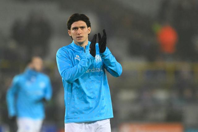 Marseille's Argentinian defender #05 Leonardo Balerdi waves to supporters during the warm up before the start of the UEFA Champions League, league phase day 8, football match between Club Brugge KV and Olympique de Marseille, at the Jan Breydel Stadium in Bruges on January 28, 2026. (Photo by NICOLAS TUCAT / AFP)