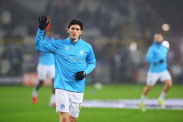 Marseille's Argentinian defender #05 Leonardo Balerdi gestures to supporters during the warm up before the start of the UEFA Champions League, league phase day 8, football match between Club Brugge KV and Olympique de Marseille, at the Jan Breydel Stadium in Bruges on January 28, 2026. (Photo by NICOLAS TUCAT / AFP)