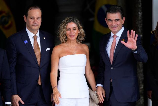 Panama's Foreign Minister Javier Martinez Acha (L) welcomes Bolivia's President Rodrigo Paz (R) and his wife Maria Elena Urquidi upon arrival at the Palacio de las Garzas in Panama City on January 28, 2026, in the framework of the Latin America and the Caribbean International Economic Forum. The Latin America and Caribbean International Economic Forum 2026, organized by CAF (the Development Bank of Latin America and the Caribbean) in partnership with the Government of Panama, brings together business leaders and regional figures. (Photo by ARNULFO FRANCO / AFP)