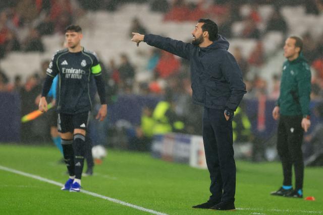 Real Madrid's Spanish coach Alvaro Arbeloa gestures during the UEFA Champions League league phase day 8 football match between SL Benfica and Real Madrid CF at Estadio da Luz in Lisbon on January 28, 2026. (Photo by PATRICIA DE MELO MOREIRA / AFP)