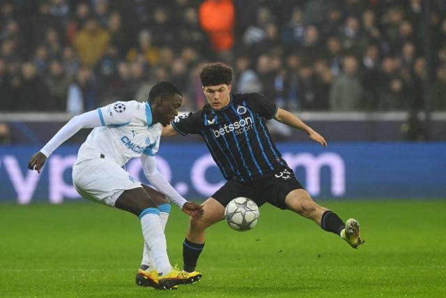 Marseille's US forward #22 Timothy Weah and Club Brugge's Belgian defender #64 Kyriani Sabbe (R) fight for the ball during the UEFA Champions League, league phase day 8, football match between Club Brugge KV and Olympique de Marseille, at the Jan Breydel Stadium in Bruges on January 28, 2026. (Photo by NICOLAS TUCAT / AFP)