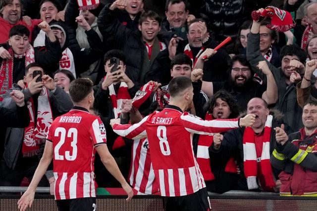TOPSHOT - Athletic Bilbao's Spanish midfielder #08 Oihan Sancet (R) celebrates with supporters scoring his team's first goal during the UEFA Champions League league phase day 8 football match between Athletic Club Bilbao and Sporting CP at San Mames Stadium in Bilbao on January 28, 2026. (Photo by Cesar MANSO / AFP)