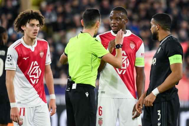 Monaco's Swiss midfielder #06 Denis Zakaria (C-R) speaks with Spanish referee Jose Maria Sanchez Martinez after a missed chance during the UEFA Champions League league phase day 8 football match between AS Monaco and Juventus at the Stade Louis II in the Principality of Monaco on January 28, 2026. (Photo by FREDERIC DIDES / AFP)