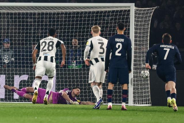 Newcastle United's English goalkeeper #01 Nick Pope (C) stops a penalty hit by Paris Saint-Germain's French forward #10 Ousmane Dembele (unseen) during the UEFA Champions League - League phase, Matchday 8 - football match between Paris Saint-Germain (PSG) and Newcastle United FC at the Parc des Princes stadium in Paris on January 28, 2026. (Photo by FRANCK FIFE / AFP)