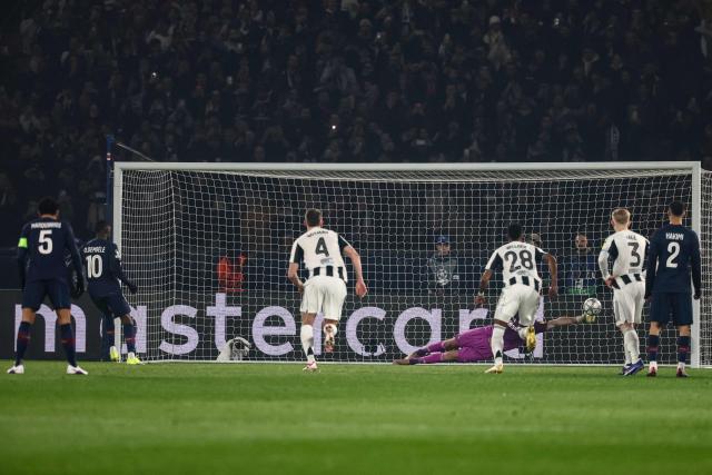 Newcastle United's English goalkeeper #01 Nick Pope (C) stops a penalty hit by Paris Saint-Germain's French forward #10 Ousmane Dembele (L) during the UEFA Champions League - League phase, Matchday 8 - football match between Paris Saint-Germain (PSG) and Newcastle United FC at the Parc des Princes stadium in Paris on January 28, 2026. (Photo by FRANCK FIFE / AFP)