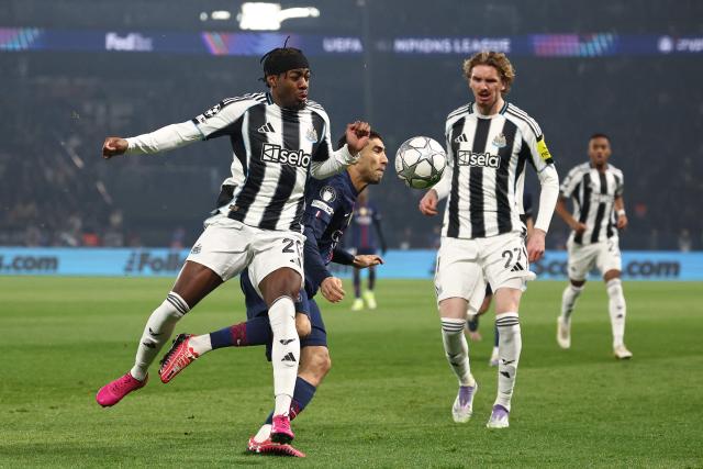Paris Saint-Germain's Moroccan defender #02 Achraf Hakimi (C0 fights for the ball with Newcastle United's English forward #20 Anthony Elanga (L)  during the UEFA Champions League - League phase, Matchday 8 - football match between Paris Saint-Germain (PSG) and Newcastle United FC at the Parc des Princes stadium in Paris on January 28, 2026. (Photo by FRANCK FIFE / AFP)