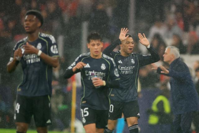 Real Madrid's French forward #10 Kylian Mbappe (R) celebrates scoring his team's first goal during the UEFA Champions League league phase day 8 football match between SL Benfica and Real Madrid CF at Estadio da Luz in Lisbon on January 28, 2026. (Photo by PATRICIA DE MELO MOREIRA / AFP)